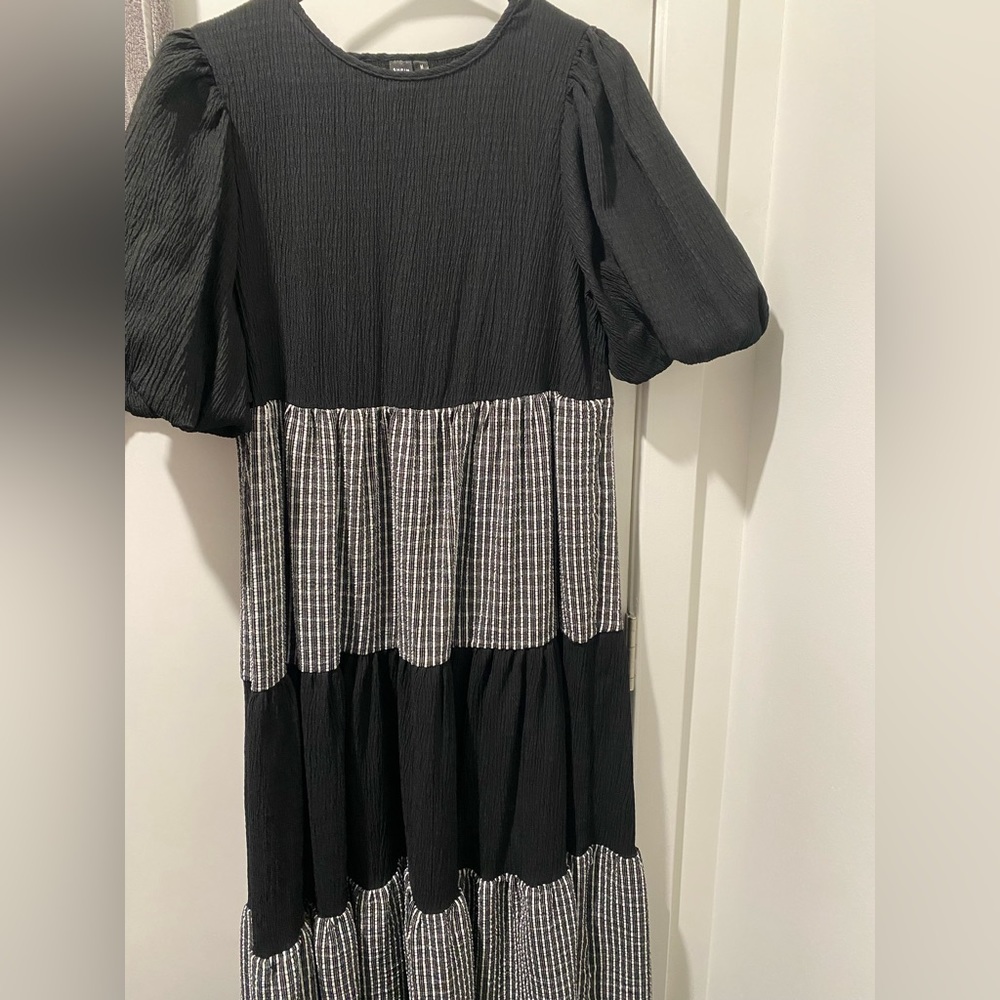 Never worn Super cute light weight dress with puff sleeves